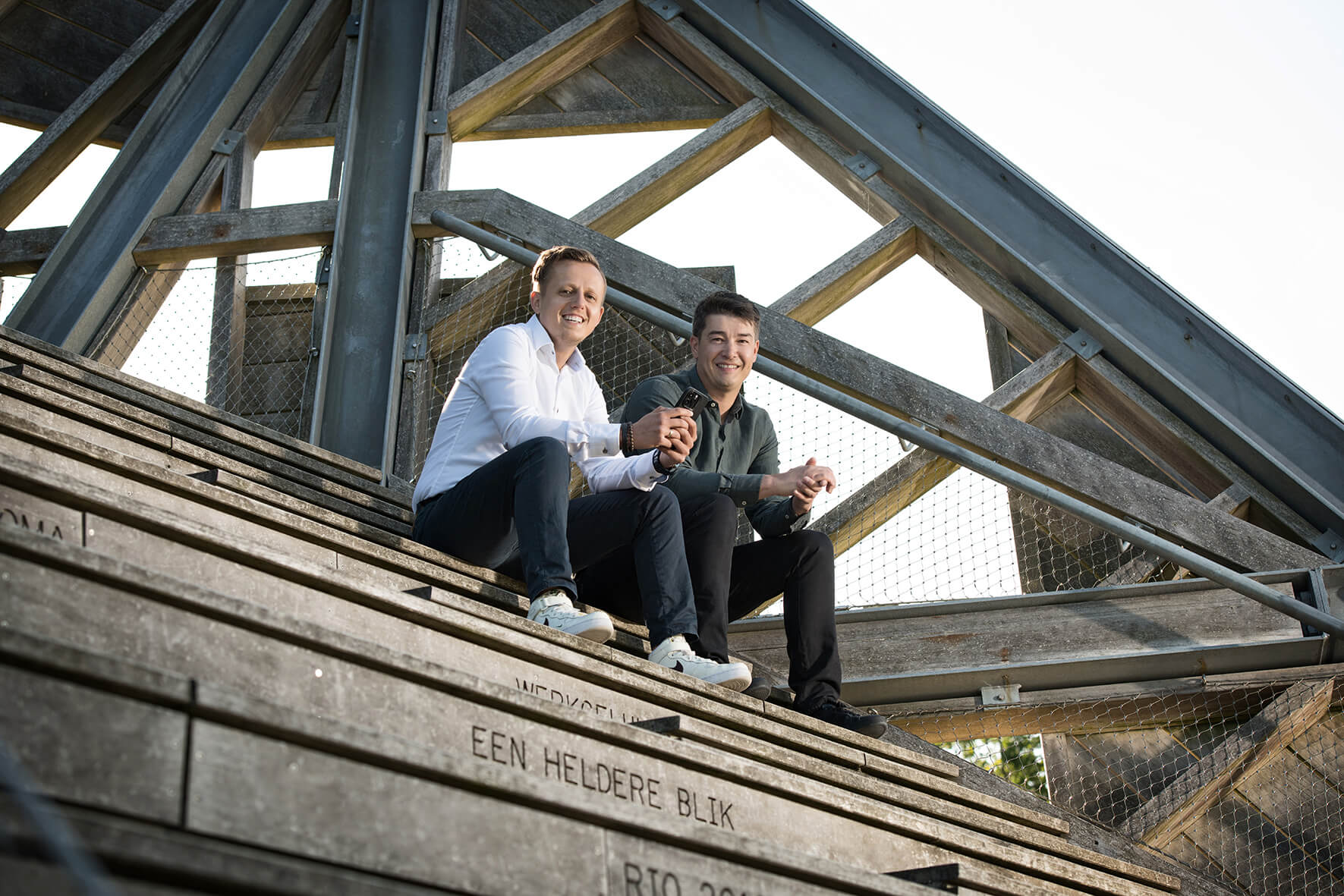 Een jong ondernemende accountant en zijn compagnon van Connext Accountants, een modern accountantskantoor in Halsteren